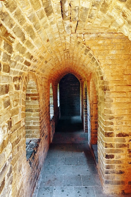 Interieur van de uitkijktoren Grote Muur van China, sectie "Mitianyu". Buitenwijken van Peking.