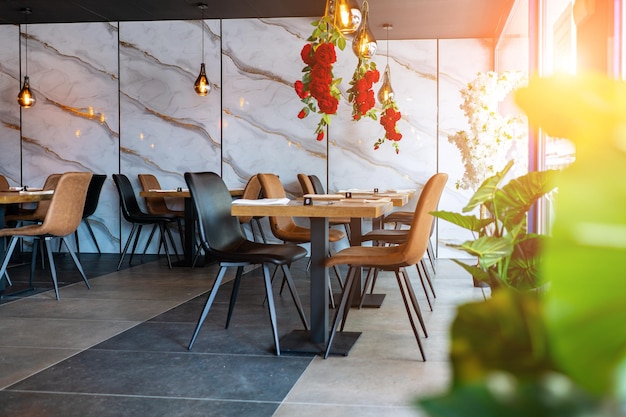 Interieur van een bar met houten meubels Breed schot restaurantinterieur