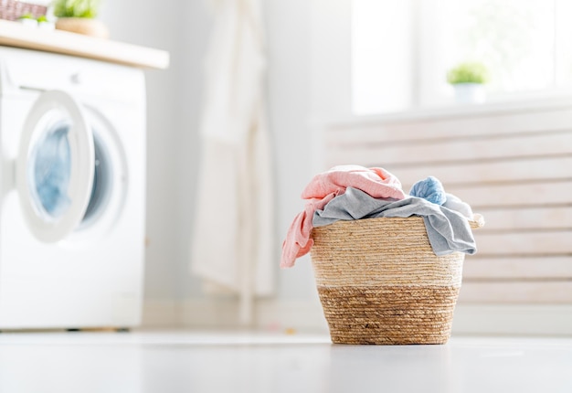 Interieur van een echte wasruimte met een wasmachine thuis