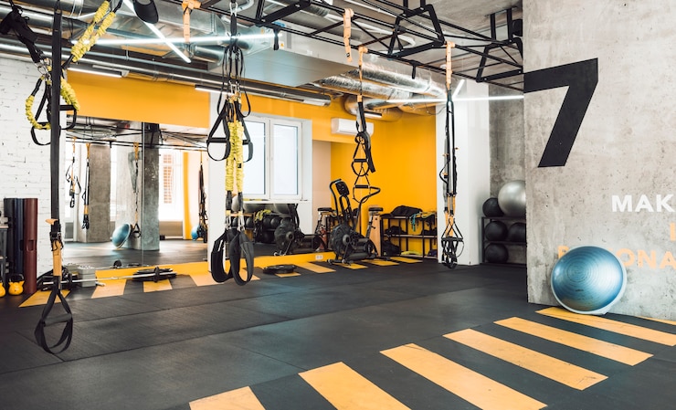 Foto interieur van een fitnessclub met oefenapparatuur