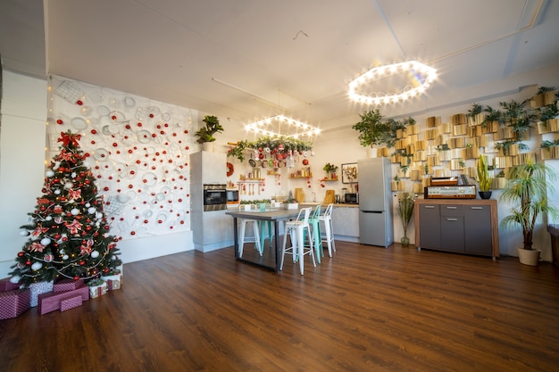 Foto interieur van een gezellige moderne ruime keuken voor een groot gezin, ingericht voor de nieuwjaarsviering...