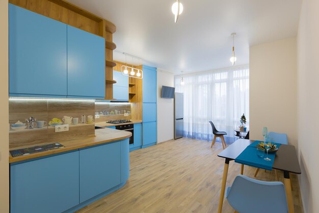 Interieur van een grote blauwe keuken met hout in het appartement