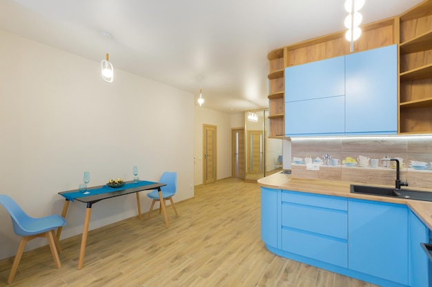 Interieur van een grote blauwe keuken met hout in het appartement