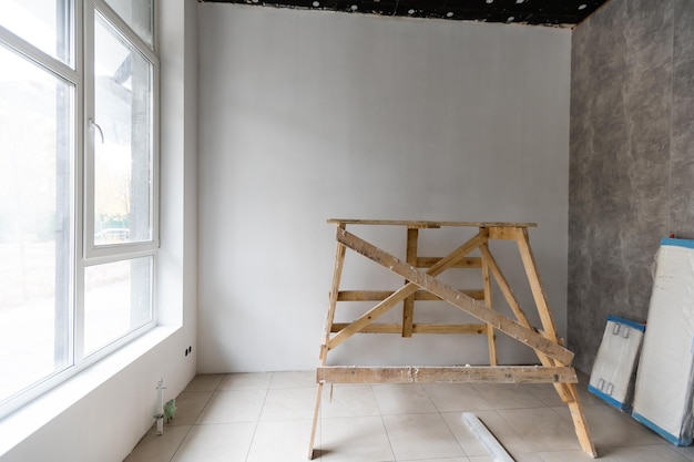 Interieur van een huis in aanbouw. Renovatie van een appartement.