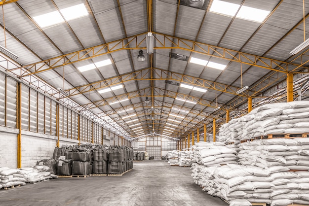 Foto interieur van een industrieel magazijn met chemicaliën slepen