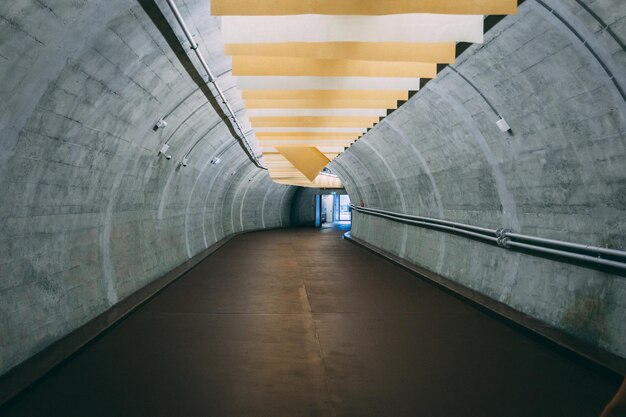 Foto interieur van een lege metro-tunnel