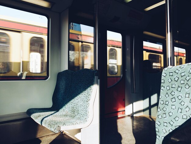 Foto interieur van een lege trein