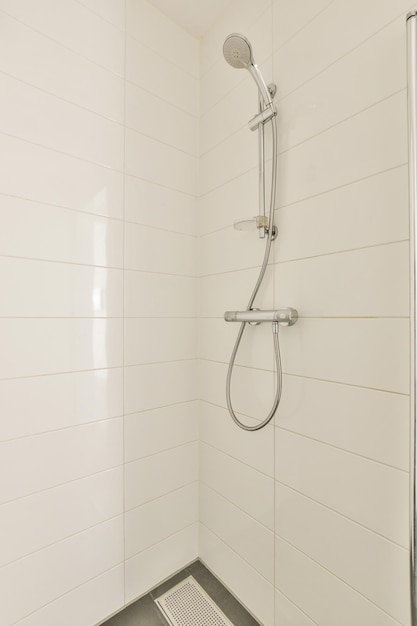 Interieur van een modern toilet met badkuip