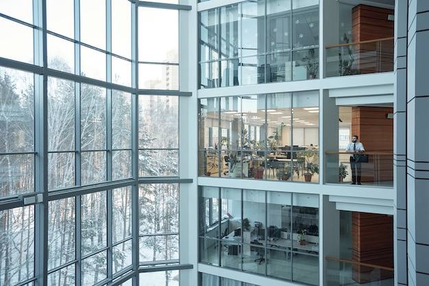 Interieur van een modern zakencentrum met meerdere verdiepingen met grote ramen en veel kantoren ervoor