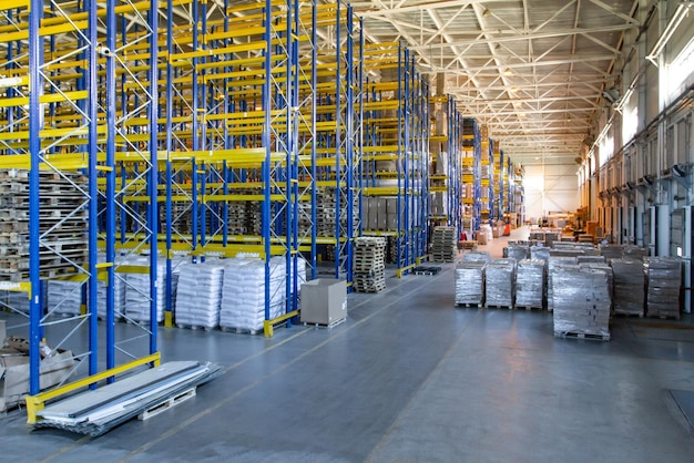 Interieur van een moderne magazijnopslag van een winkel met pallettruck in de buurt van planken.