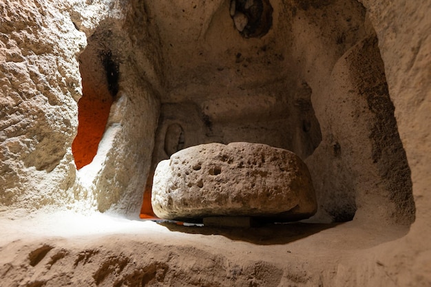 Interieur van een ondergrondse oude stad in Turkije in de regio Cappadocië