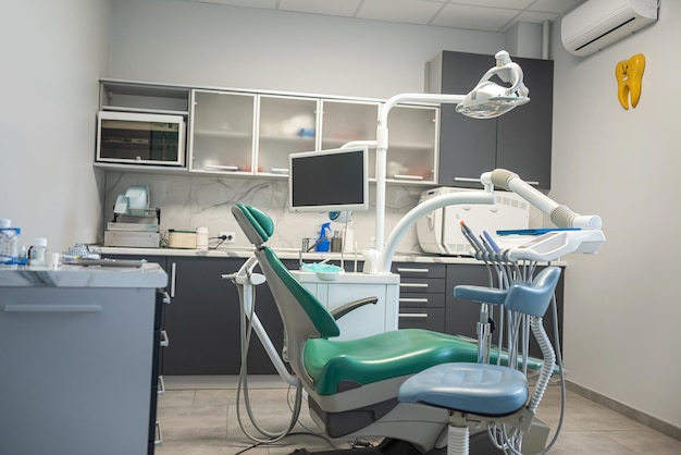 Interieur van een opvangkamer voor patiënten met tandheelkundige apparatuur in een tandheelkundige kliniek