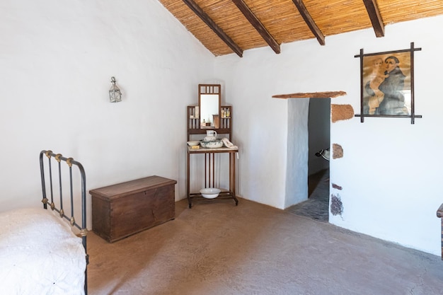 Interieur van een oud huis, een kamer met een houten bed