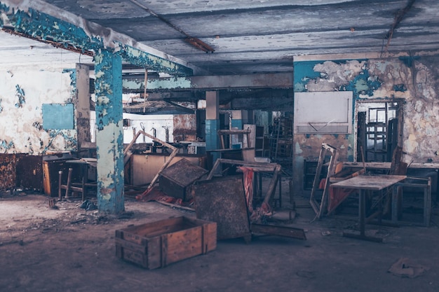 Interieur van een oud verlaten gebouw