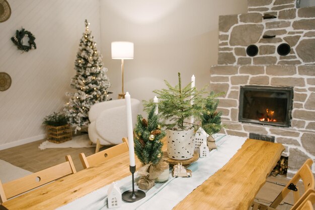 Interieur van een prachtige vuurtoren ingericht voor nieuwe witte bankfauteuil en kersttafel en open haard