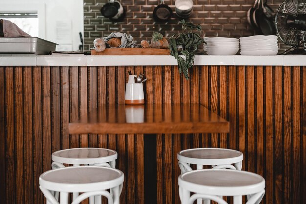 Interieur van een restaurant en tafel met krukken