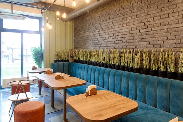 Foto interieur van een restaurant, modern design in enkele kleuren, oranje en blauw.