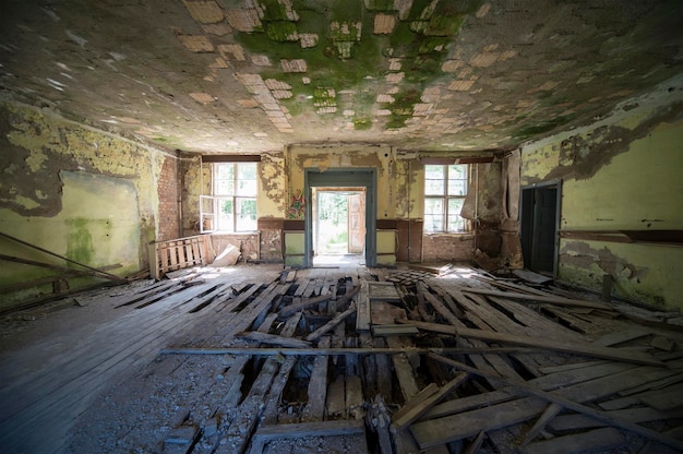 Interieur van een rommelig verlaten gebouw.