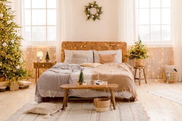 Interieur van een slaapkamer met kerstversiering