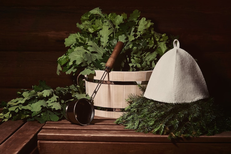 Foto interieur van een traditionele stoomsauna banya met houten kuipwaterlepel en sparrenbadbezems