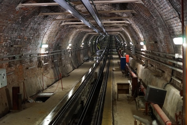 Interieur van een verlicht metrostation