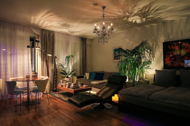 Interieur van een verlichte woning