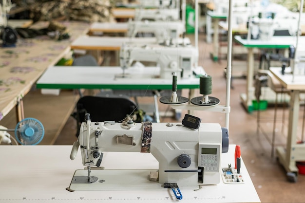 Interieur van een werkplaats voor het naaien van kleding en textiel Zonder mensen De werkkamer van naaisters en kleermakers Industriële schaal