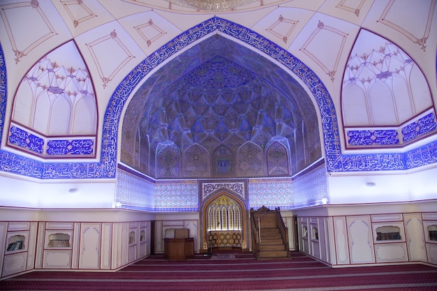 Foto interieur van het bolo house-complex met gebeeldhouwde houten kolommen in bukhara in oezbekistan 05052019