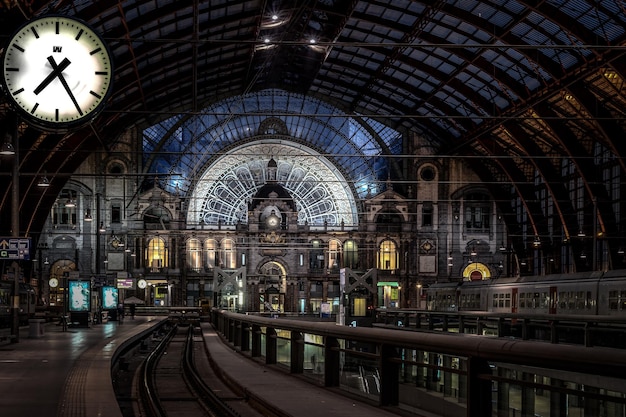 Foto interieur van het centraal station van antwerpen