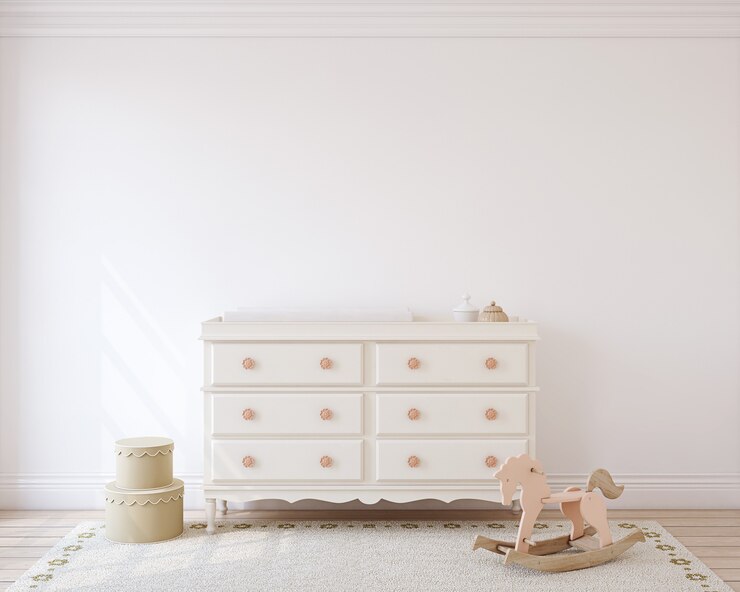 Interieur van kinderkamer met paardenspeelgoed en nachtkastje