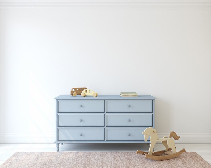 Interieur van kinderkamer met paardenspeelgoed en nachtkastje