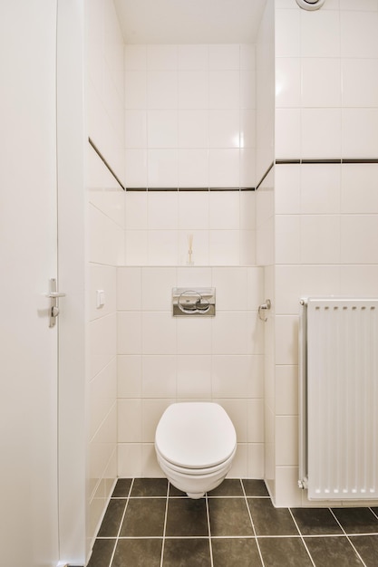 Interieur van kleine badkamer met ligbad en toilet