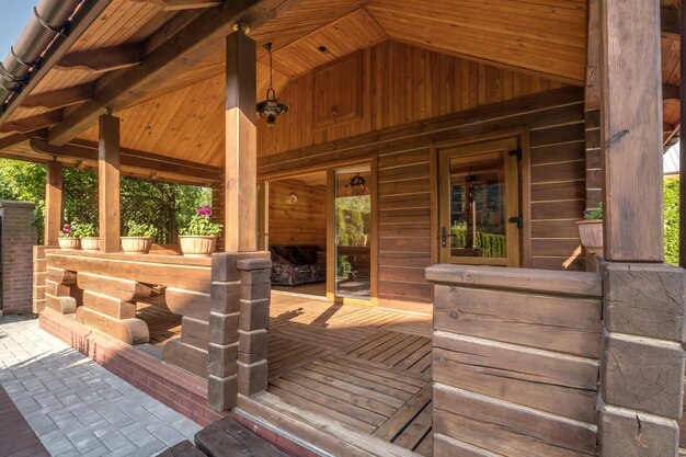 Interieur van lege hal veranda in houten dorp vakantiehuis met tuinstoelen