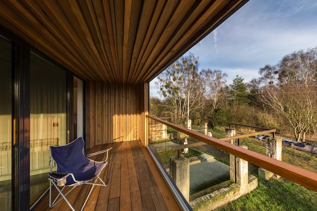 Interieur van lege hal veranda in houten dorp vakantiehuis