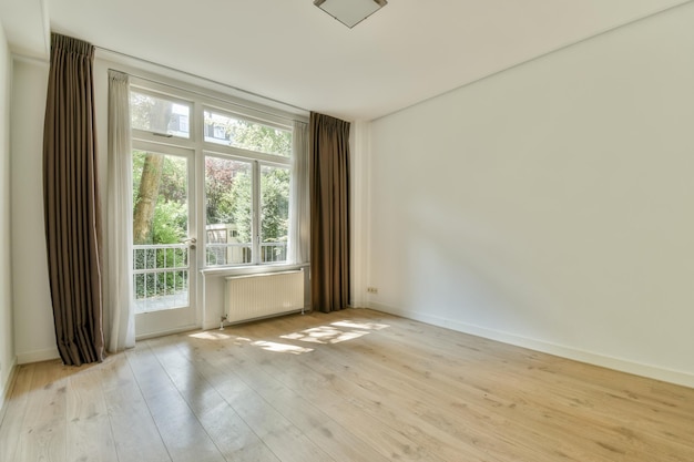Interieur van lege ruimte met ramen en gordijn