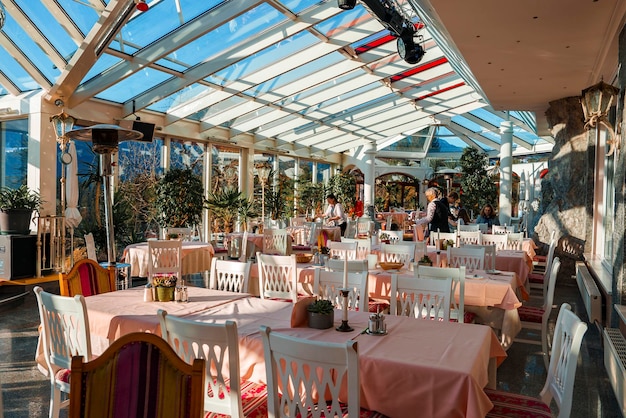 Interieur van luxe hotel met tafel en stoelen gerangschikt op zonnige dag