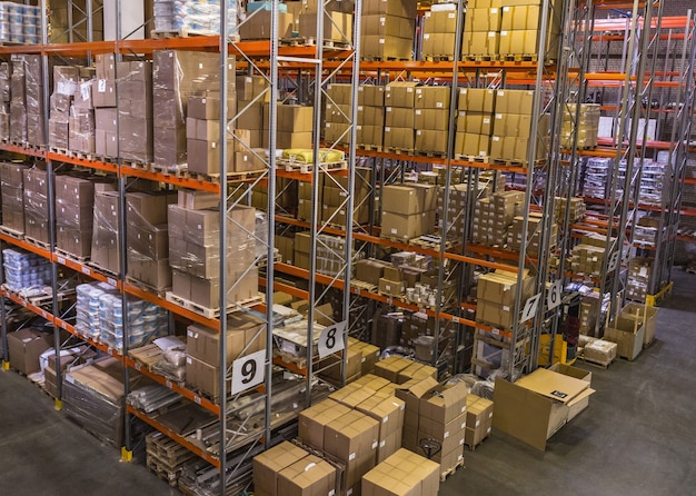 Interieur van magazijn met rekken vol dozen en goederen