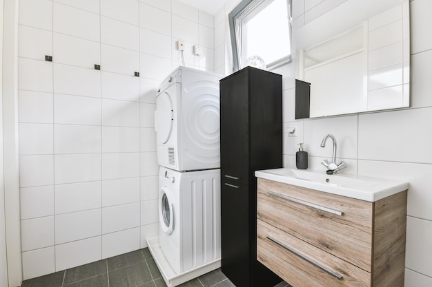 Interieur van modern toilet met baddoos