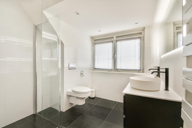 Interieur van modern toilet met ligbad