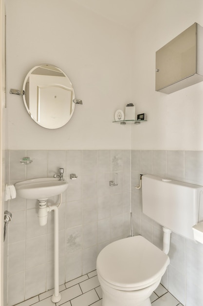 Interieur van modern toilet met ligbad