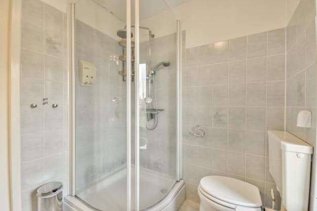 Interieur van modern toilet met ligbad