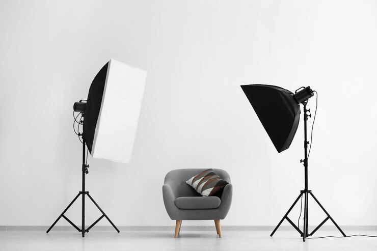 Foto interieur van moderne fotostudio met fauteuil en professionele apparatuur