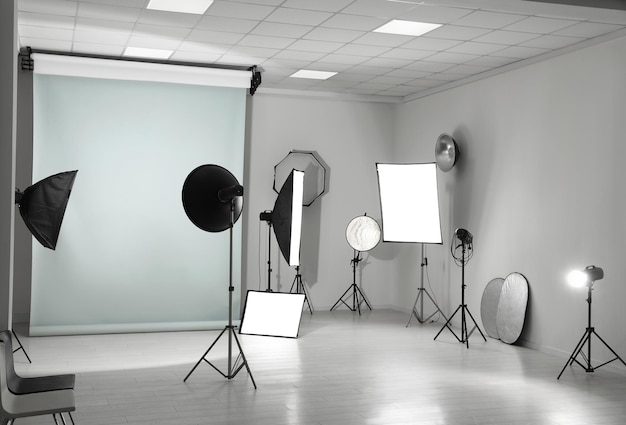 Interieur van moderne fotostudio met professionele apparatuur