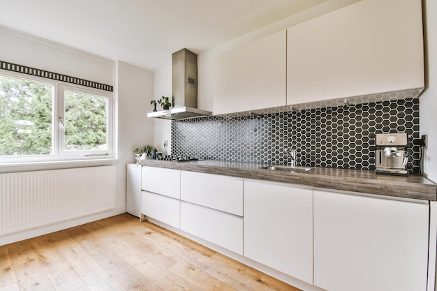 Interieur van moderne huis keuken met meubels en toestellen