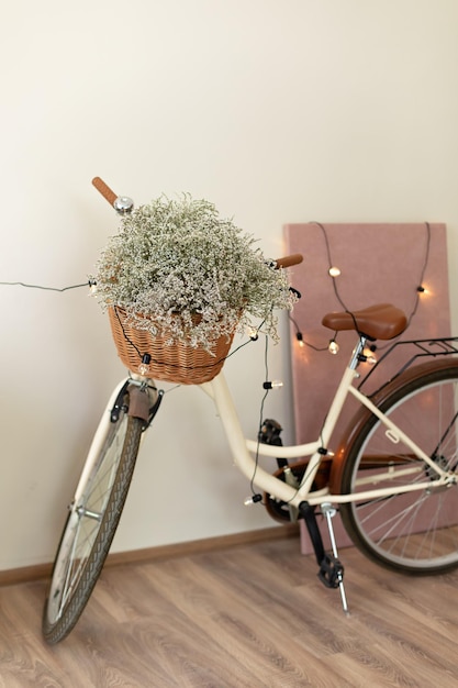 Foto interieur van moderne kamer met grote foto en retro fiets voor hipster