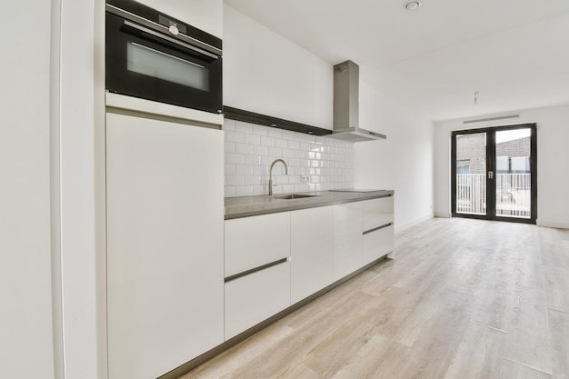 Interieur van moderne keuken kamer met deuren naar het balkon