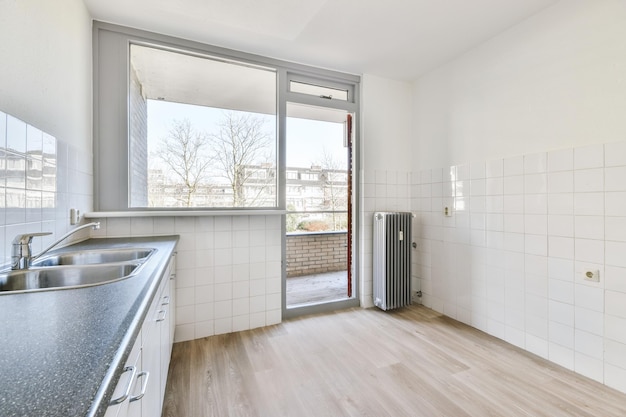 Interieur van moderne keuken met witte meubels