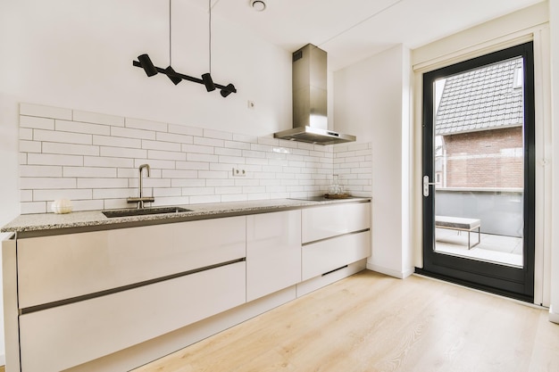 Interieur van moderne keuken met witte meubels