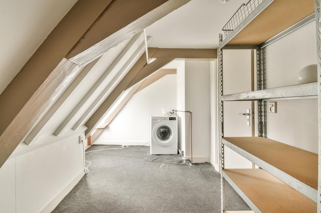 Interieur van moderne wasruimte met witte muren