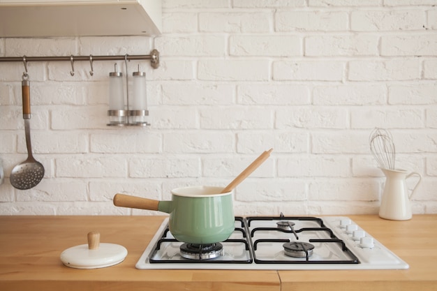 Interieur van moderne zonnige keuken in een appartement in scandinavische stijl.